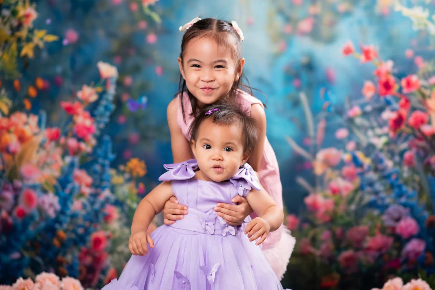 Big sister Jordy Olivia hugging Julia from behind